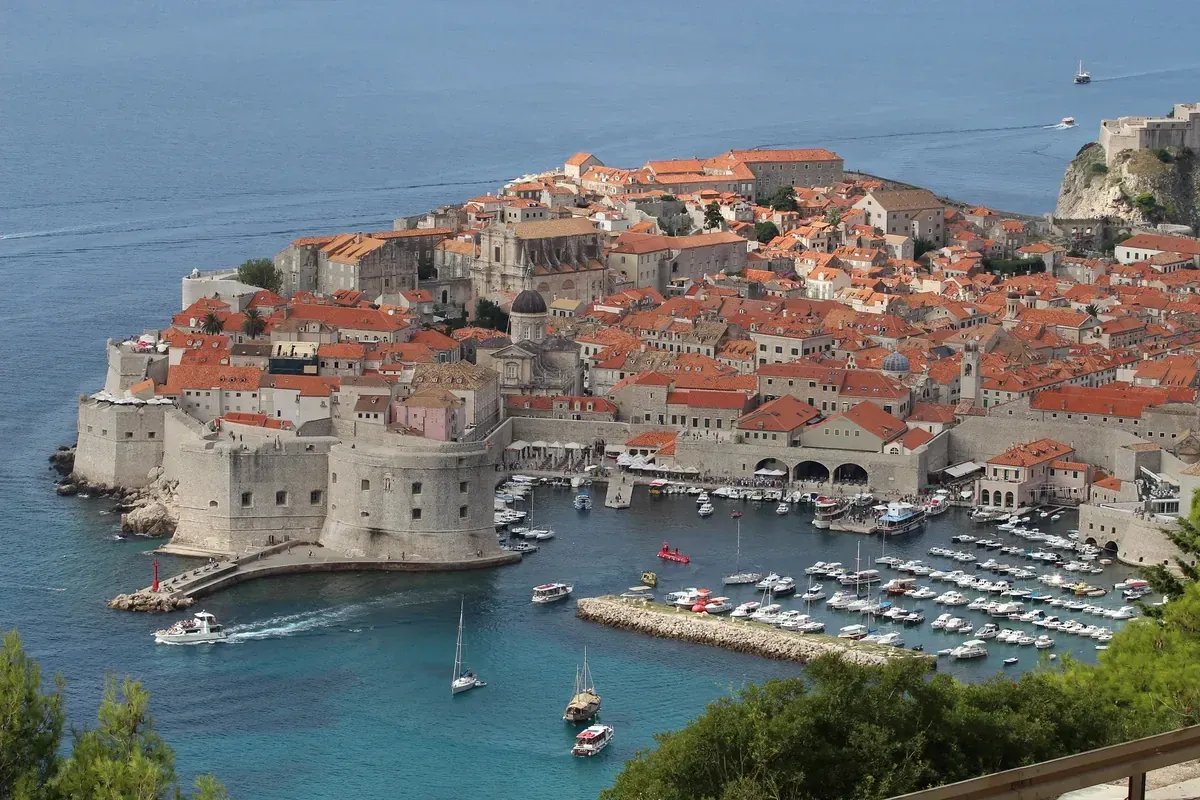 Dubrovnik stari grad UNESCO zidine i Jadransko more